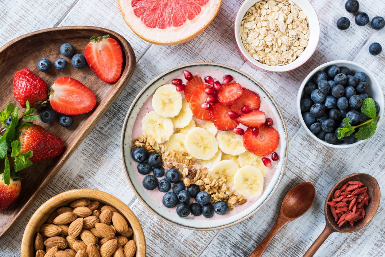 Smoothiebowl met fruit, granola en noten